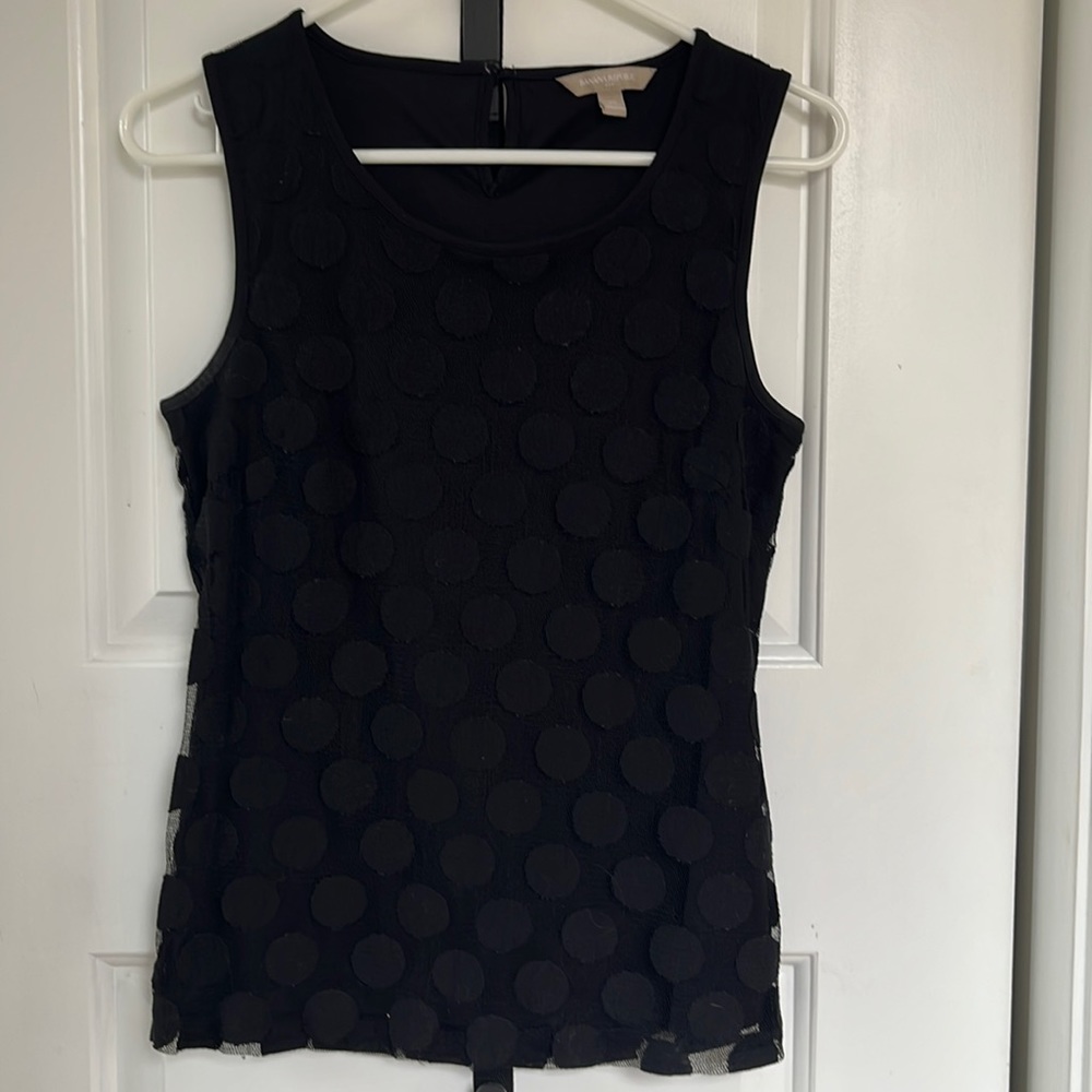 Banana Republic xs black on black polka dot sleeveless blouse.